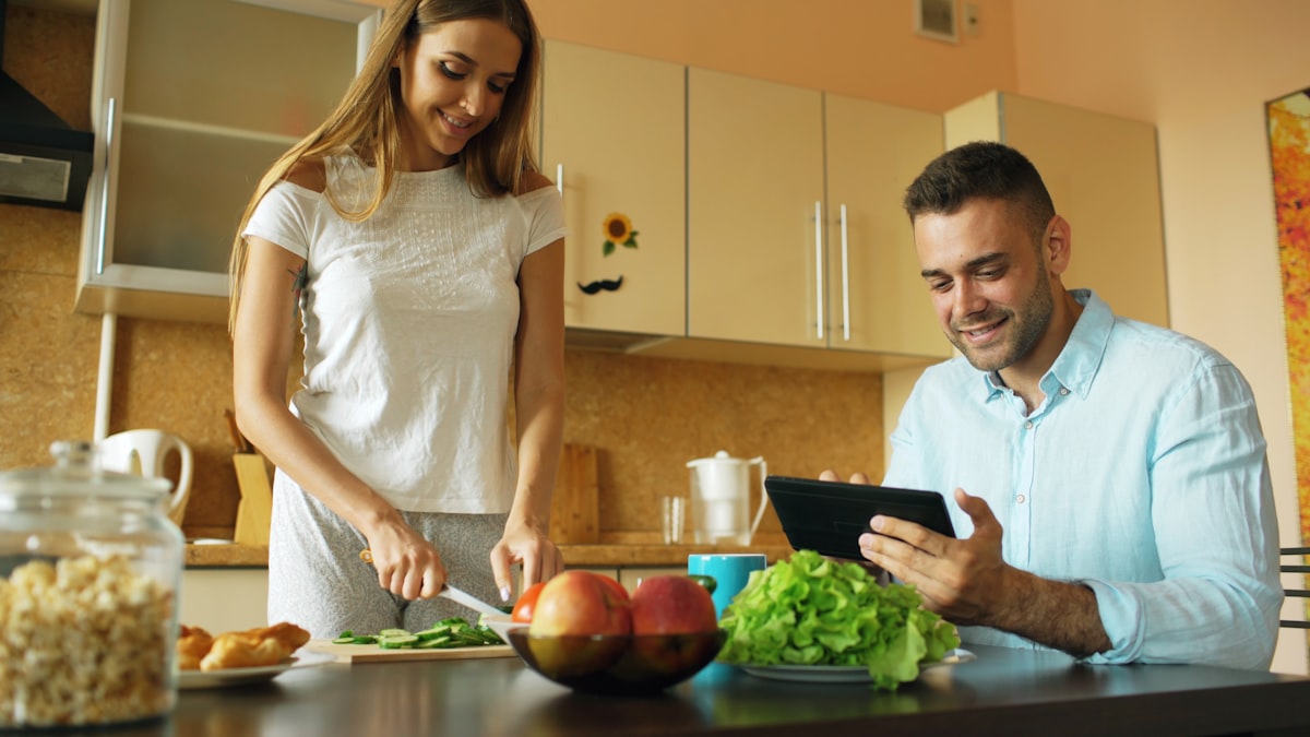Profissional de nutrição analisando alimentos saudáveis